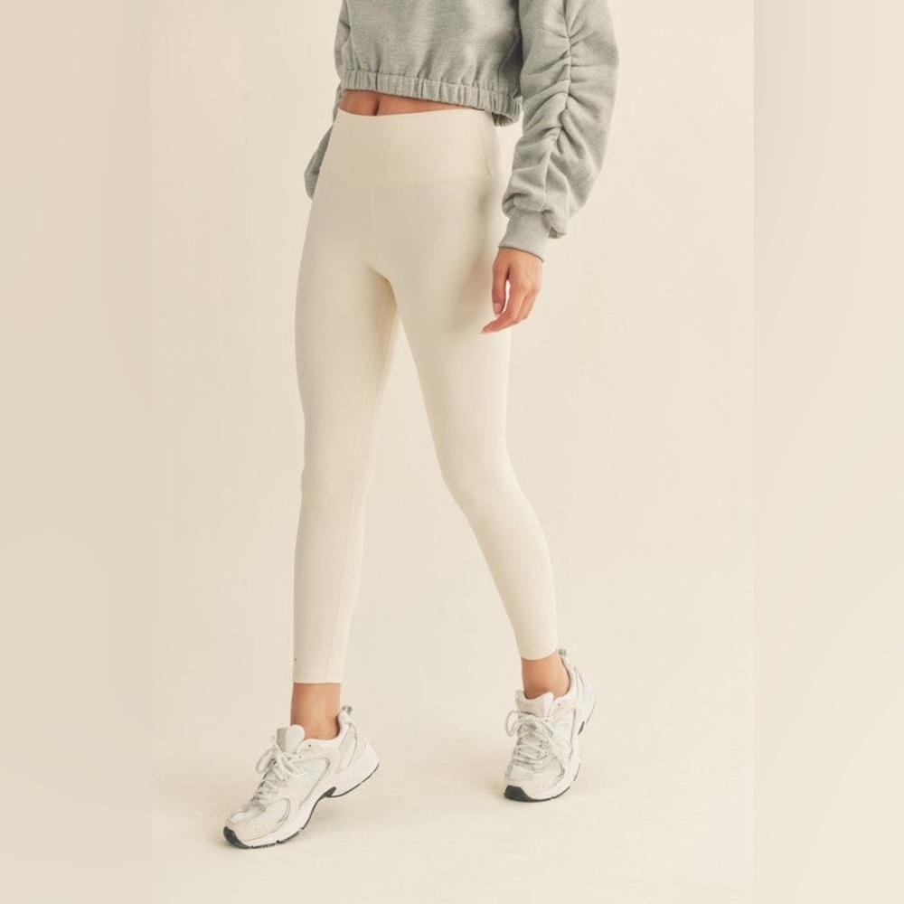 💠NWT Cream Workout Machine Leggings